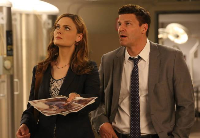 Still of David Boreanaz and Emily Deschanel in Kaulai (2005)