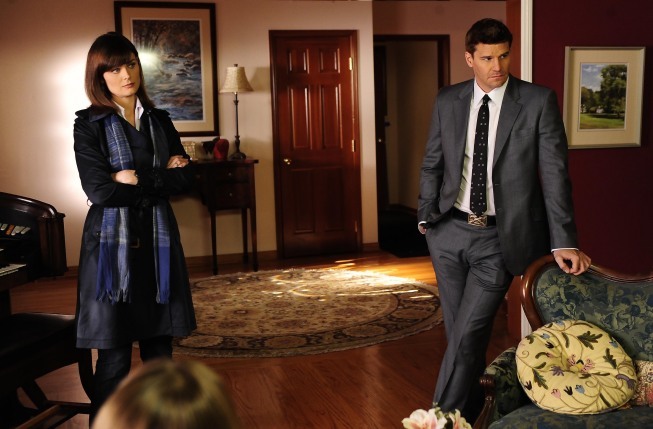 Still of David Boreanaz and Emily Deschanel in Kaulai (2005)