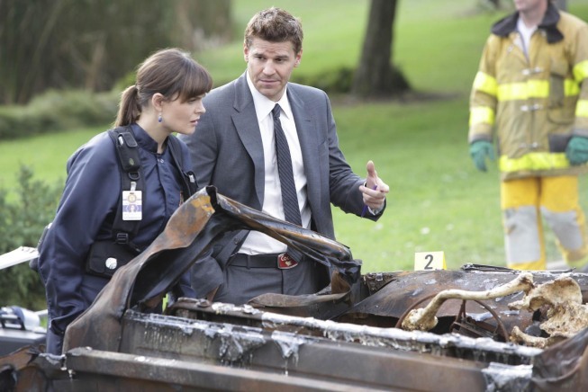 Still of David Boreanaz and Emily Deschanel in Kaulai (2005)