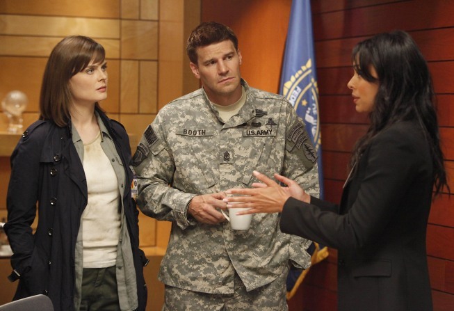 Still of David Boreanaz and Emily Deschanel in Kaulai (2005)