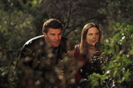 Still of David Boreanaz and Emily Deschanel in Kaulai (2005)