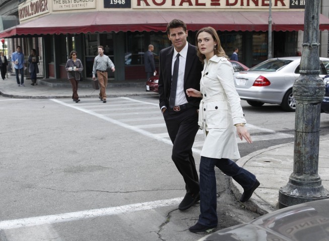 Still of David Boreanaz and Emily Deschanel in Kaulai (2005)