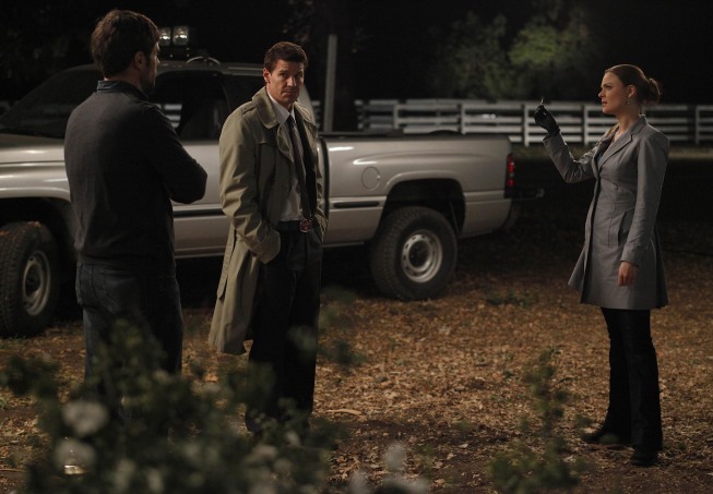 Still of David Boreanaz and Emily Deschanel in Kaulai (2005)