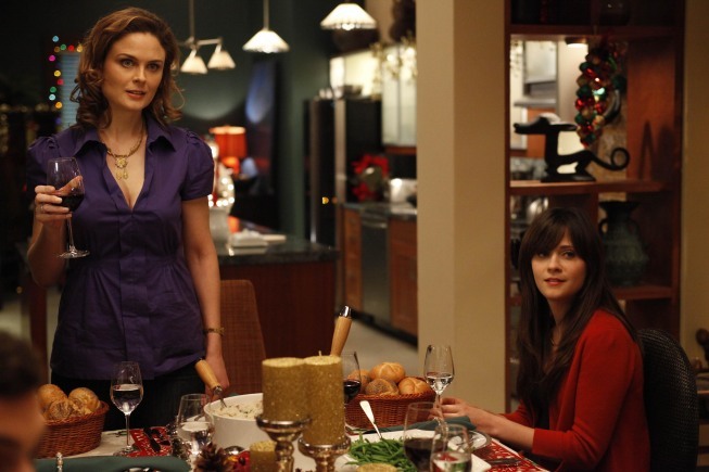 Still of Emily Deschanel and Zooey Deschanel in Kaulai (2005)