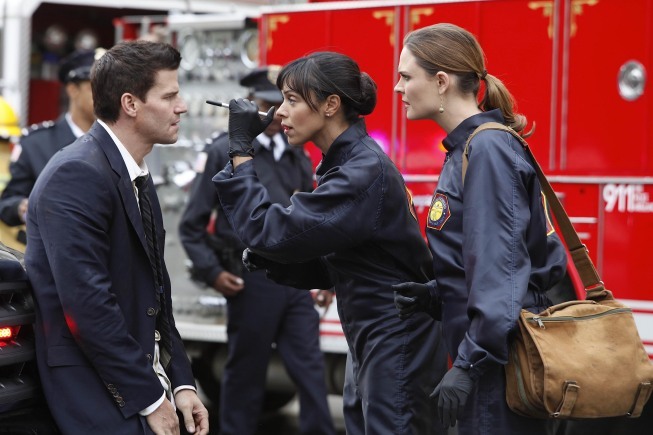 Still of David Boreanaz and Emily Deschanel in Kaulai (2005)