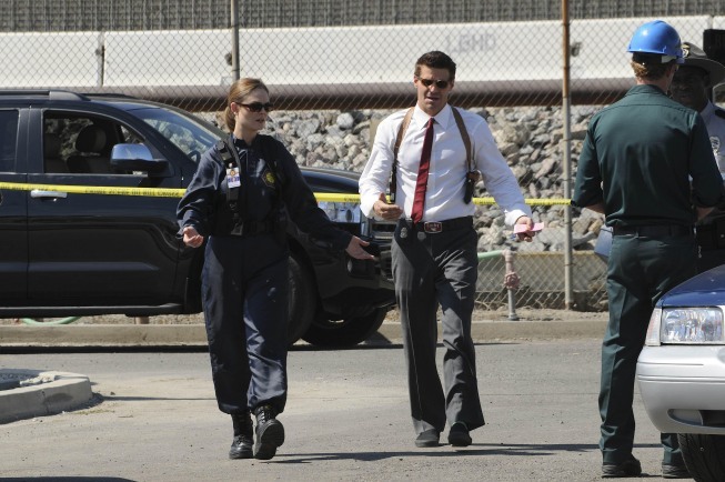 Still of David Boreanaz and Emily Deschanel in Kaulai (2005)