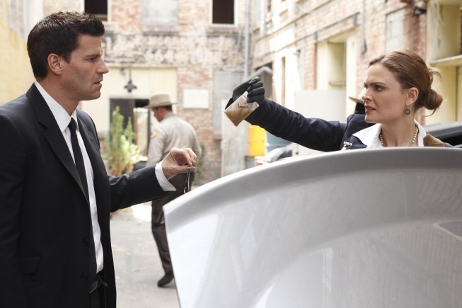 Still of David Boreanaz and Emily Deschanel in Kaulai: The Bond in the Boot (2009)