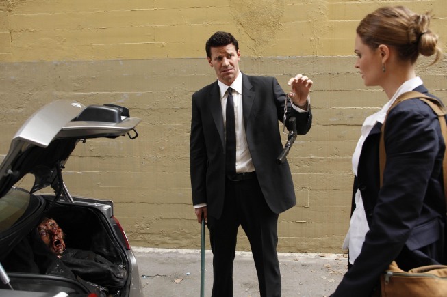 Still of David Boreanaz and Emily Deschanel in Kaulai: The Bond in the Boot (2009)