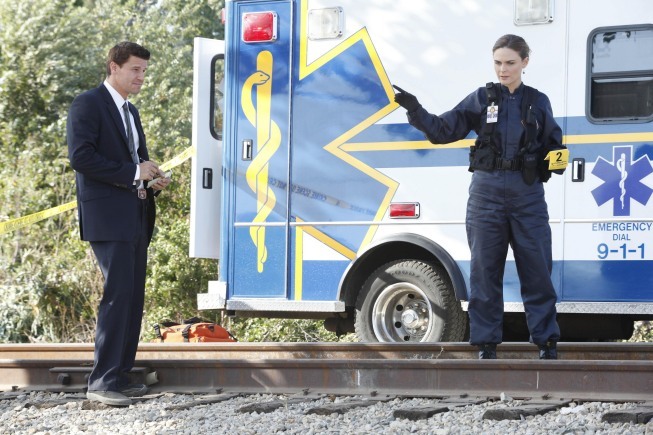 Still of David Boreanaz and Emily Deschanel in Kaulai (2005)