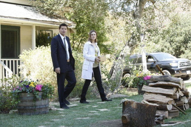 Still of David Boreanaz and Emily Deschanel in Kaulai (2005)