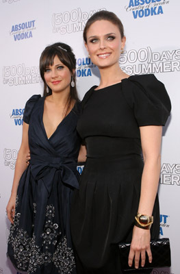 Emily Deschanel and Zooey Deschanel at event of (500) Days of Summer (2009)