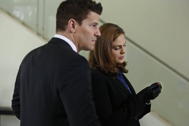 Still of David Boreanaz and Emily Deschanel in Kaulai (2005)