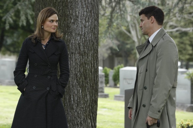 Still of David Boreanaz and Emily Deschanel in Kaulai (2005)