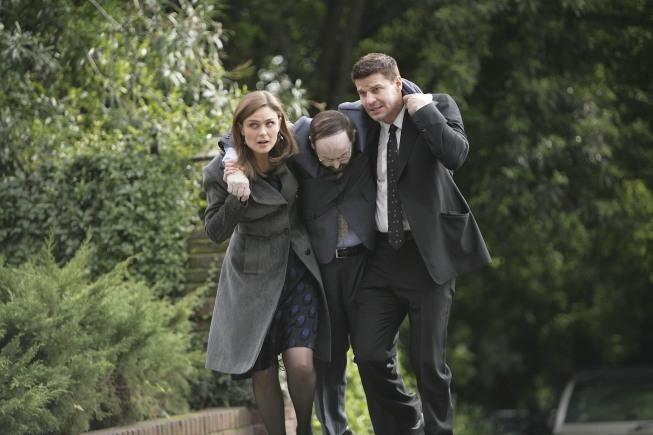 Still of David Boreanaz and Emily Deschanel in Kaulai (2005)