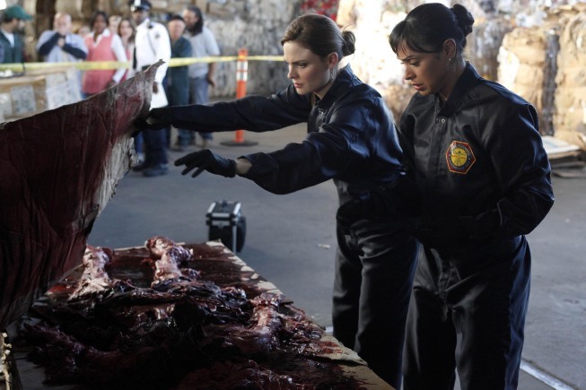 Still of Emily Deschanel and Tamara Taylor in Kaulai (2005)