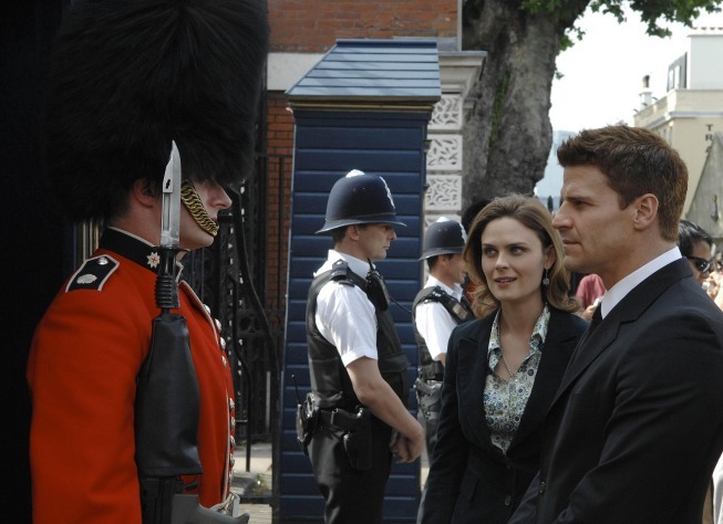 Still of David Boreanaz and Emily Deschanel in Kaulai (2005)