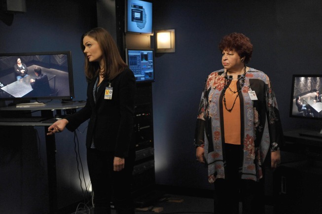 Still of Patricia Belcher and Emily Deschanel in Kaulai (2005)