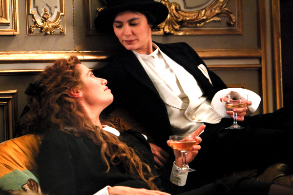 Still of Emmanuelle Devos and Audrey Tautou in Coco avant Chanel (2009)