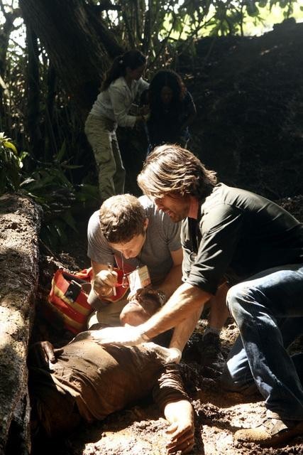 Still of Caroline Dhavernas, Martin Henderson and Zach Gilford in Off the Map (2011)