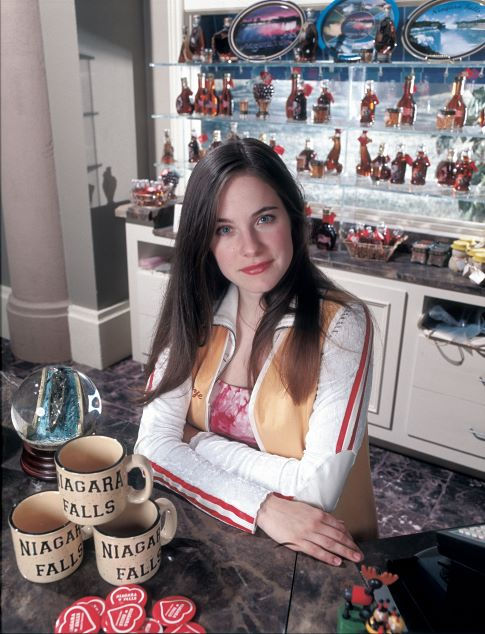 Still of Caroline Dhavernas in Wonderfalls (2004)