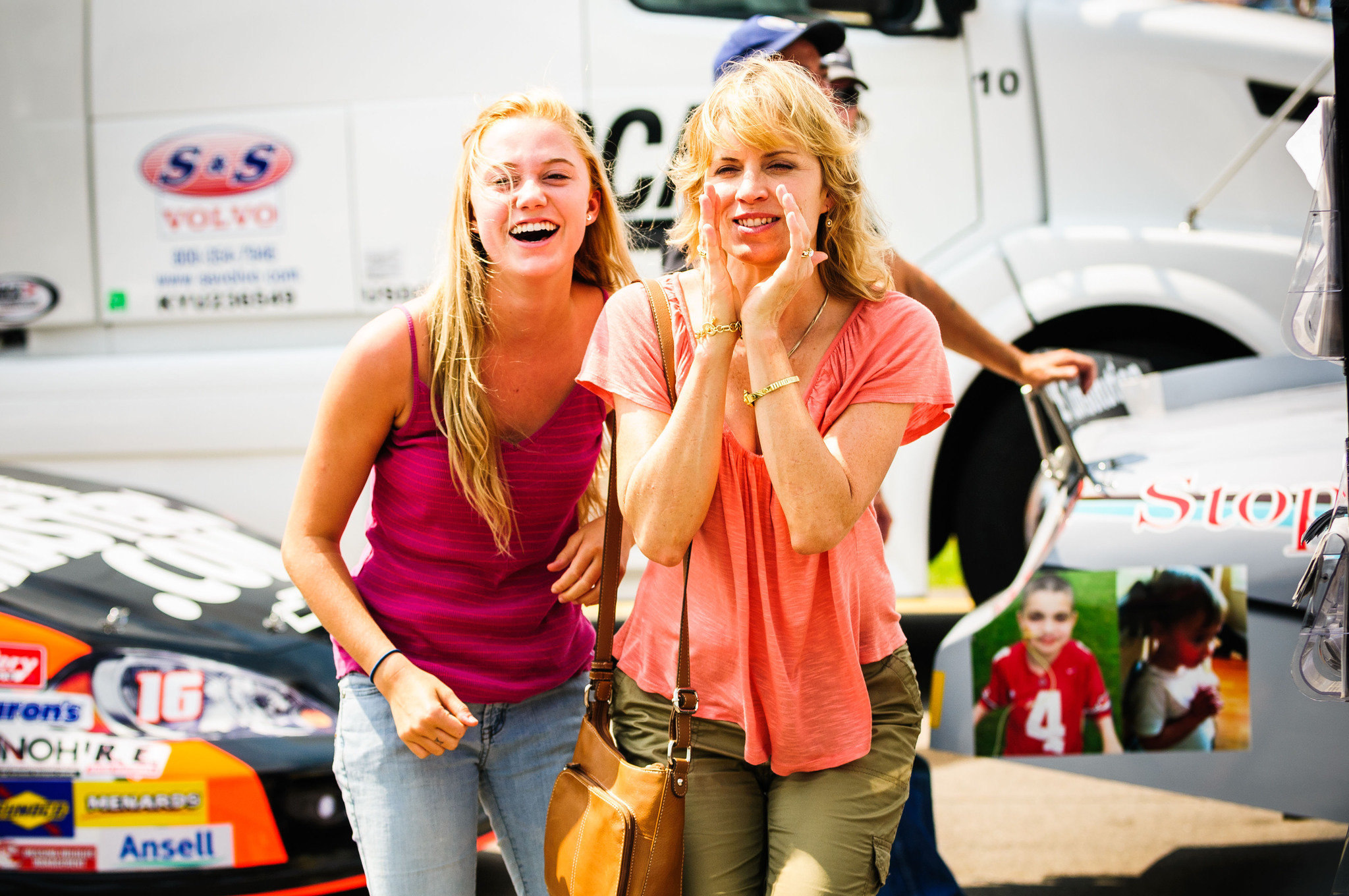 Still of Kim Dickens and Maika Monroe in At Any Price (2012)