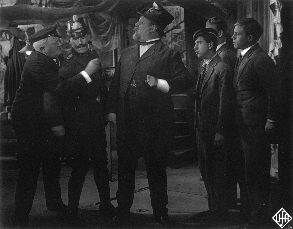 Still of Gerhard Bienert, Wilhelm Diegelmann and Emil Jannings in Der blaue Engel (1930)