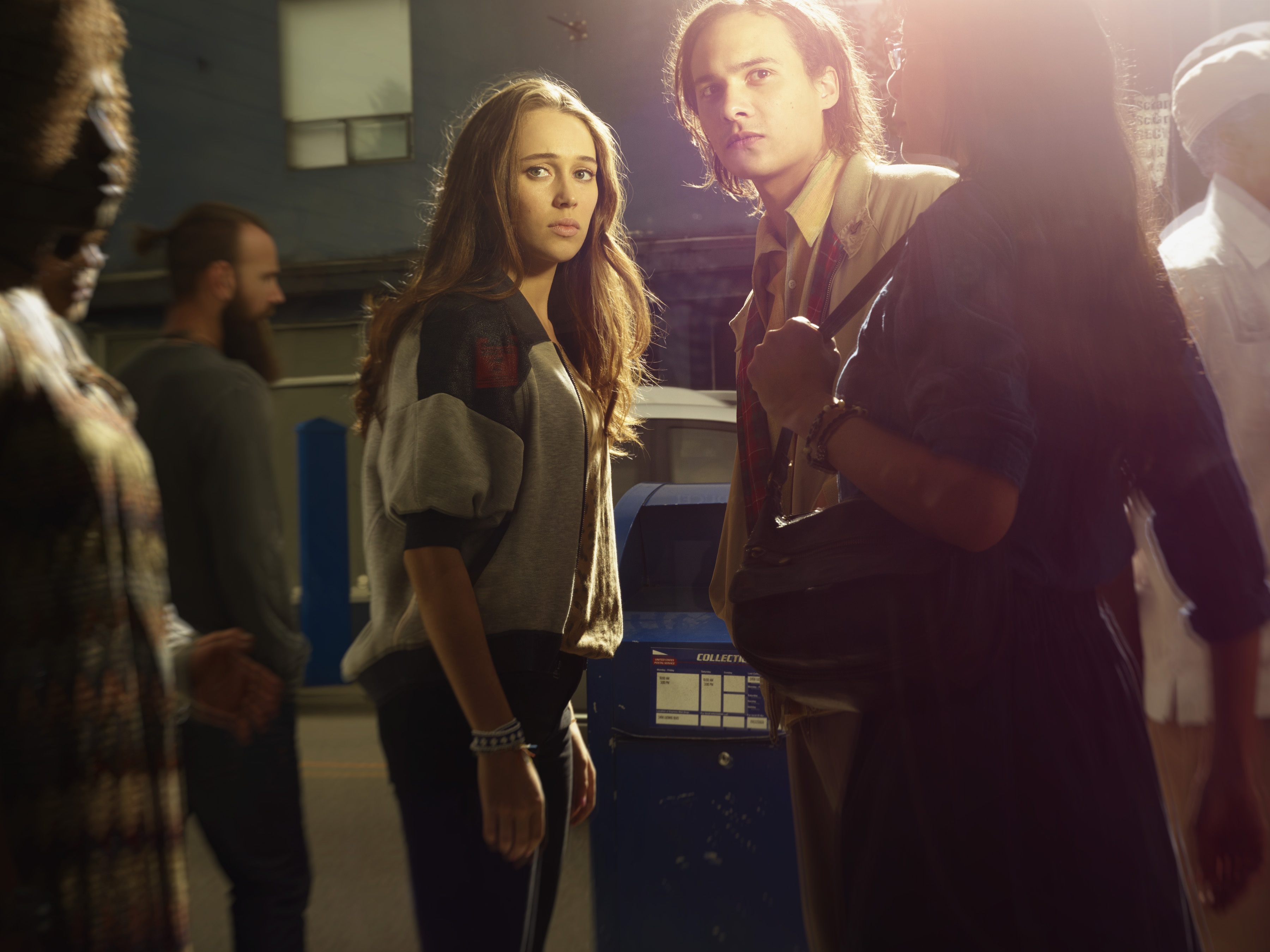 Still of Frank Dillane and Alycia Debnam-Carey in Fear the Walking Dead (2015)