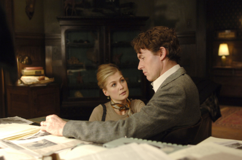 Still of Stephen Dillane and Rosamund Pike in Fugitive Pieces (2007)
