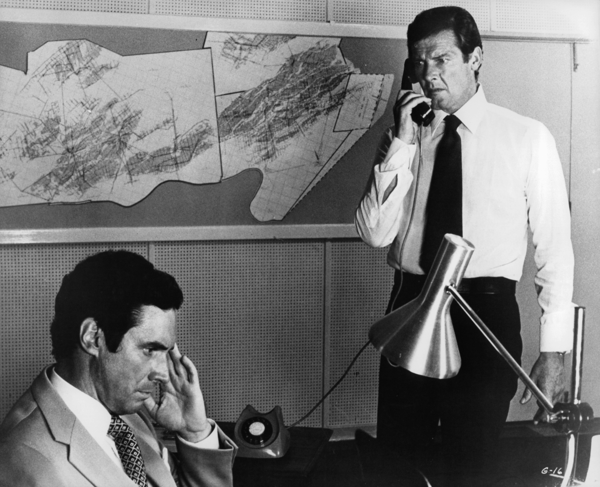 Still of Roger Moore and Bradford Dillman in Gold (1974)