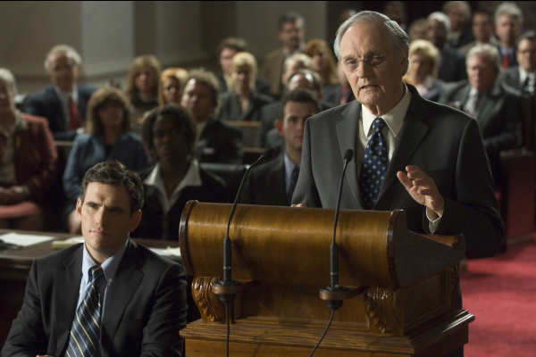 Still of Alan Alda and Matt Dillon in Nothing But the Truth (2008)