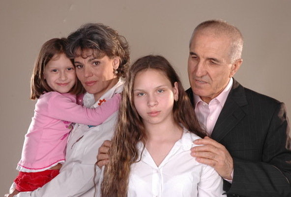 Still of Gheorghe Dinica, Maia Morgenstern, Andrea Ivett Eröss and Laura Cecília Eröss in Gala (2007)