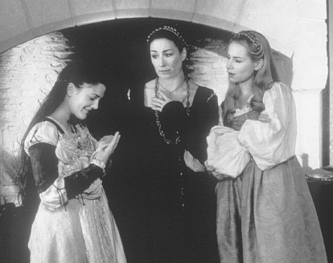 Still of Drew Barrymore, Anjelica Huston and Megan Dodds in Ilgai ir laimingai: Pelenes istorija (1998)