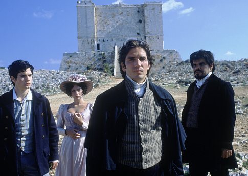 Still of Jim Caviezel, Henry Cavill, Dagmara Dominczyk and Luis Guzmán in The Count of Monte Cristo (2002)