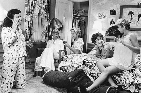 Still of Stockard Channing, Olivia Newton-John, Dinah Manoff, Didi Conn and Jamie Donnelly in Grease (1978)