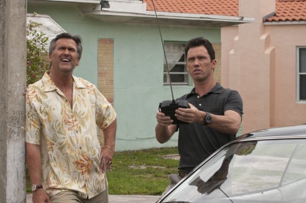 Still of Bruce Campbell and Jeffrey Donovan in Vilko bilietas (2007)