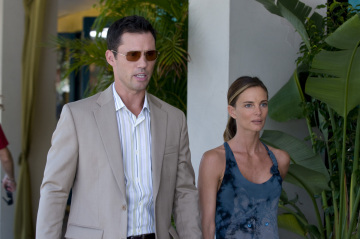 Still of Gabrielle Anwar and Jeffrey Donovan in Vilko bilietas (2007)