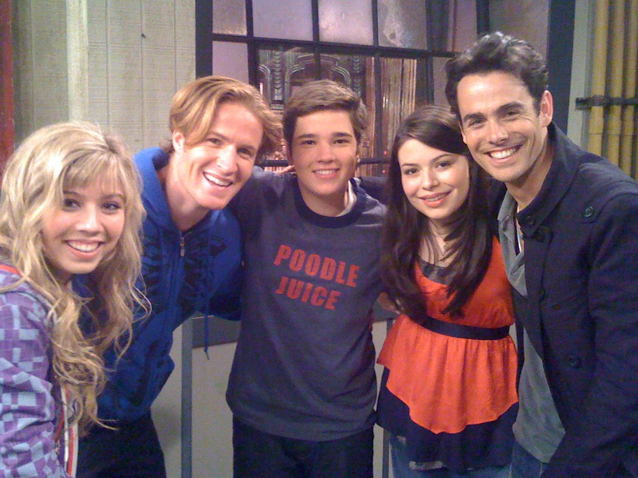 Jennette McCurdy, Jesse Erwin, Nathan Kress, Miranda Cosgrove, Chad Doreck on the set of iCarly