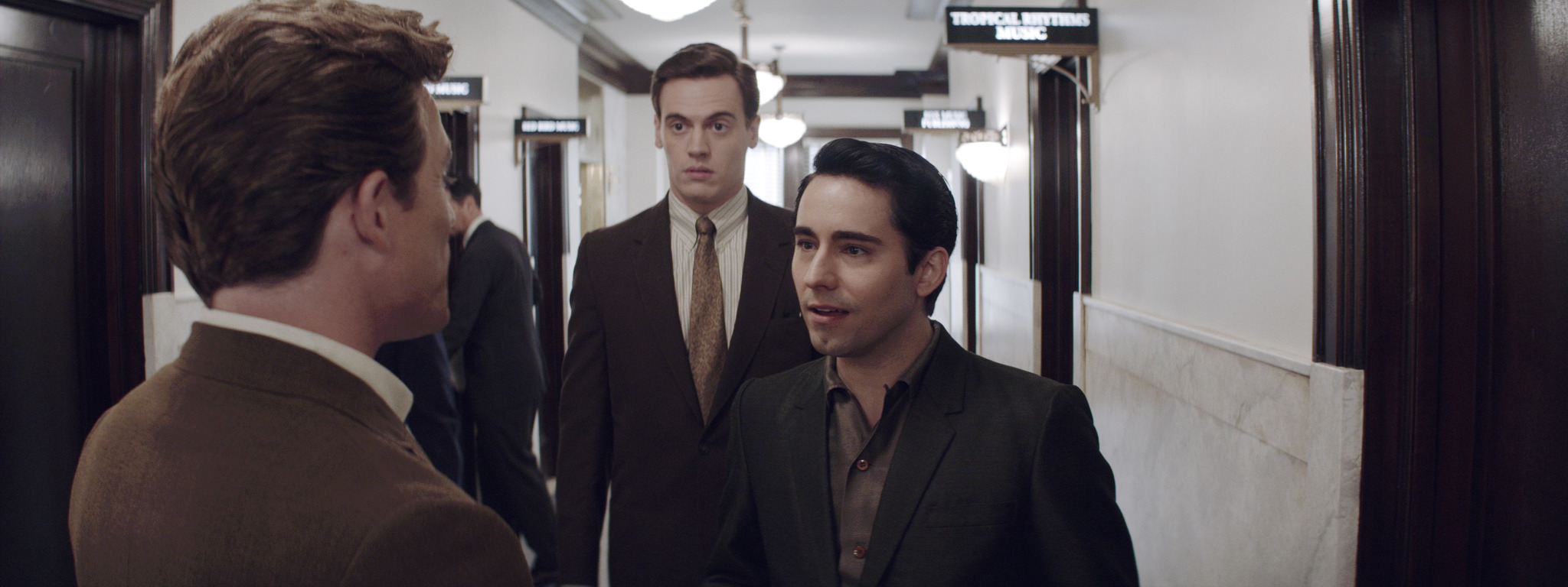 Still of Mike Doyle, John Lloyd Young and Erich Bergen in Ketveriuke is Dzersio (2014)
