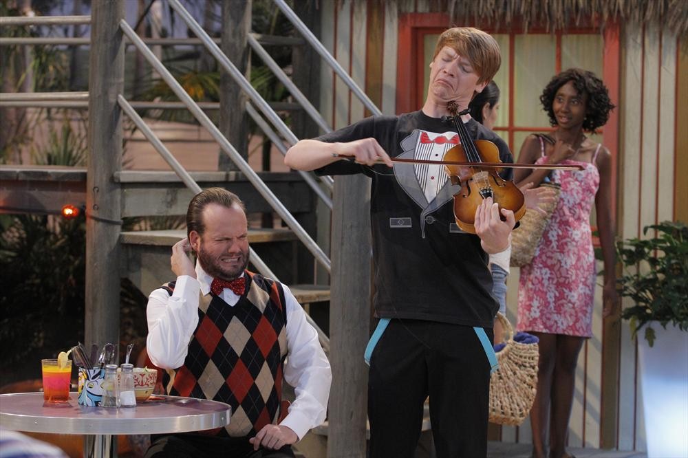 Still of Justin Dray and Calum Worthy in Austin & Ally (2011)