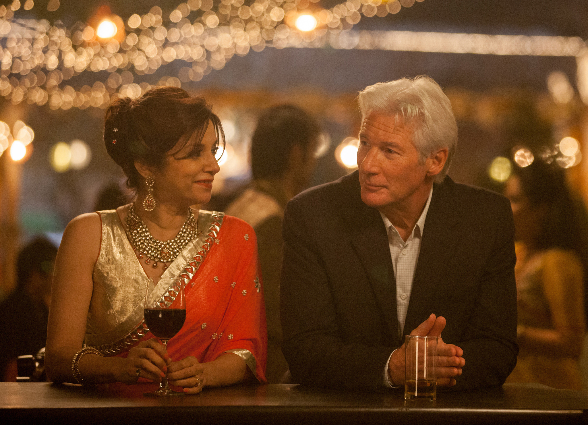 Still of Richard Gere and Lillete Dubey in Geriausias egzotiskas Marigold viesbutis 2 (2015)