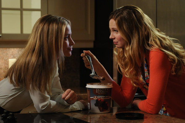 Still of Piper Perabo and Anne Dudek in Covert Affairs (2010)