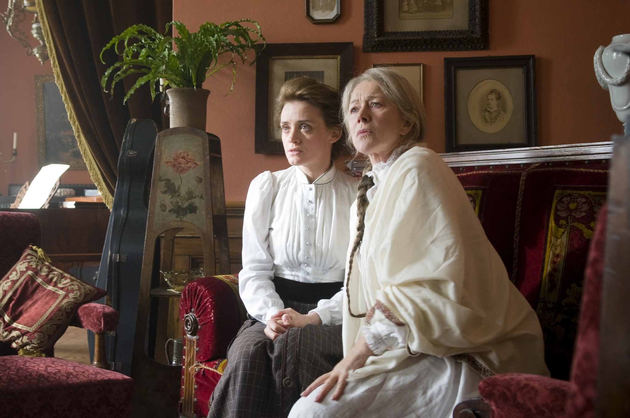 Still of Helen Mirren and Anne-Marie Duff in The Last Station (2009)