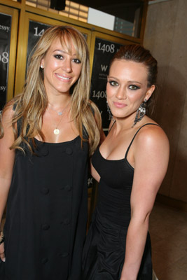 Haylie Duff and Hilary Duff at event of 1408 (2007)