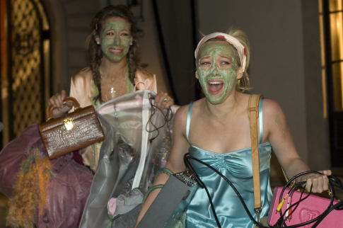 Still of Haylie Duff and Hilary Duff in Material Girls (2006)