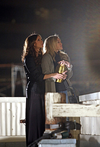 Still of Jennifer Love Hewitt and Hilary Duff in Ghost Whisperer (2005)