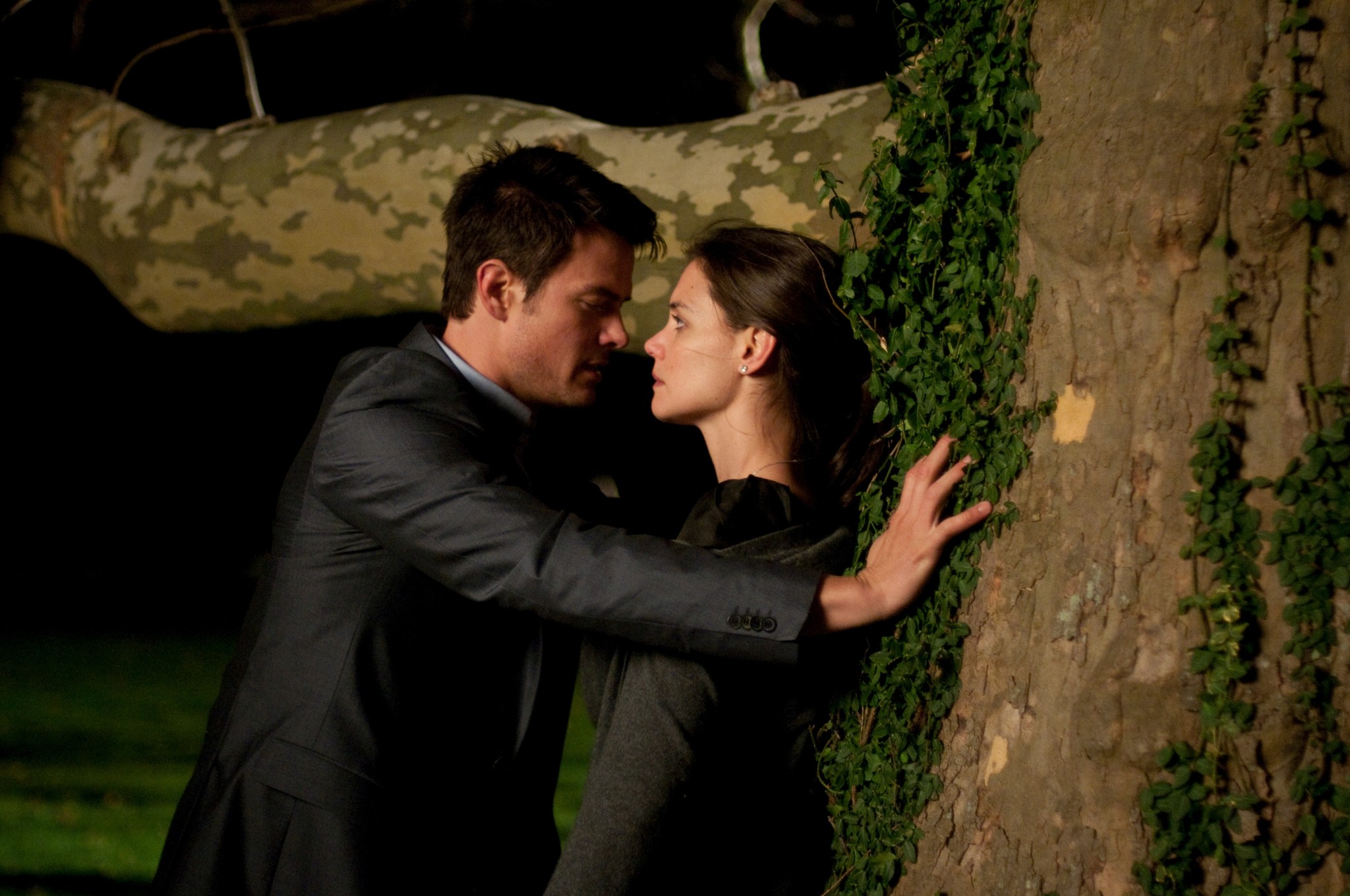 Still of Katie Holmes and Josh Duhamel in The Romantics (2010)