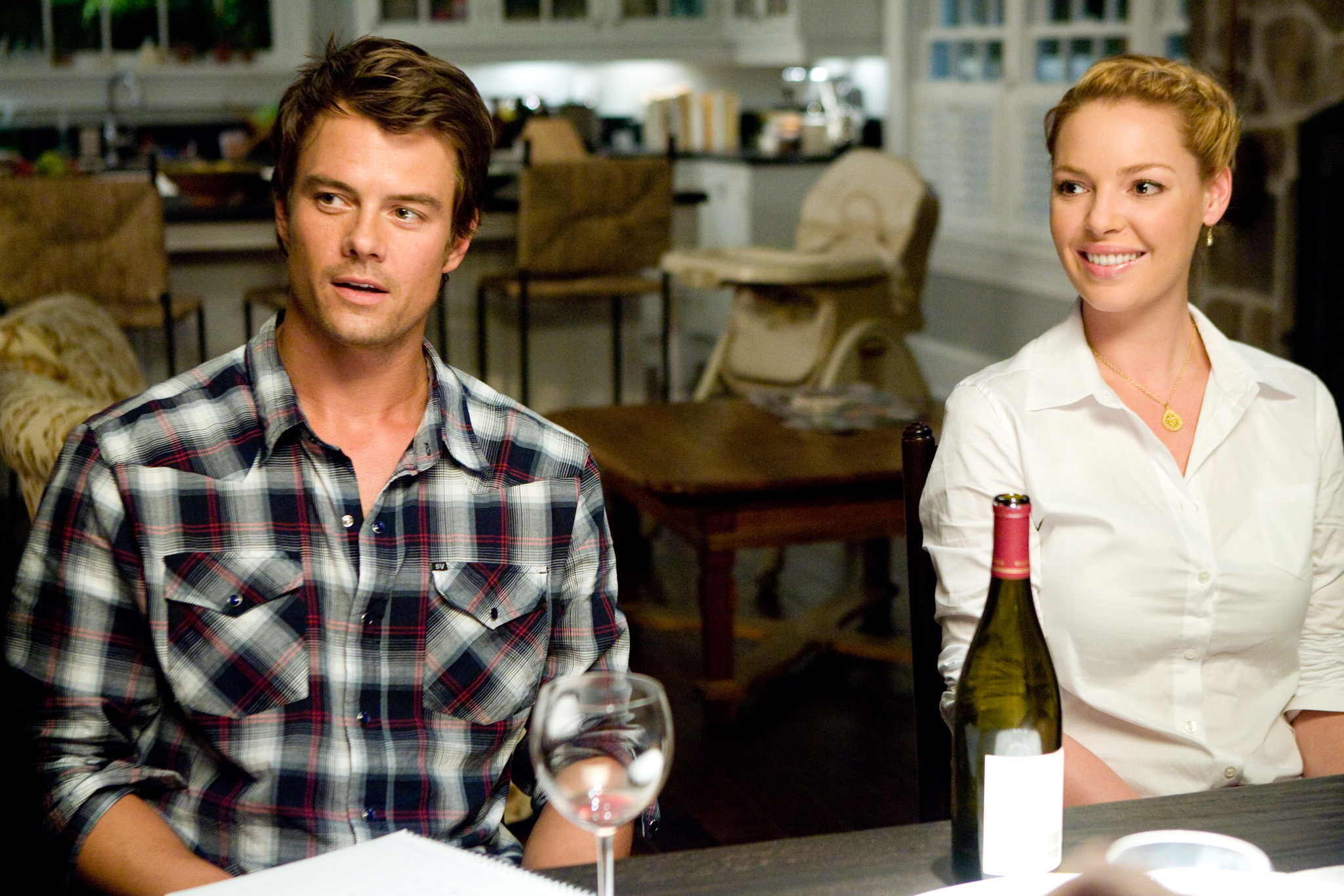 Still of Katherine Heigl and Josh Duhamel in Po vieno stogu (2010)