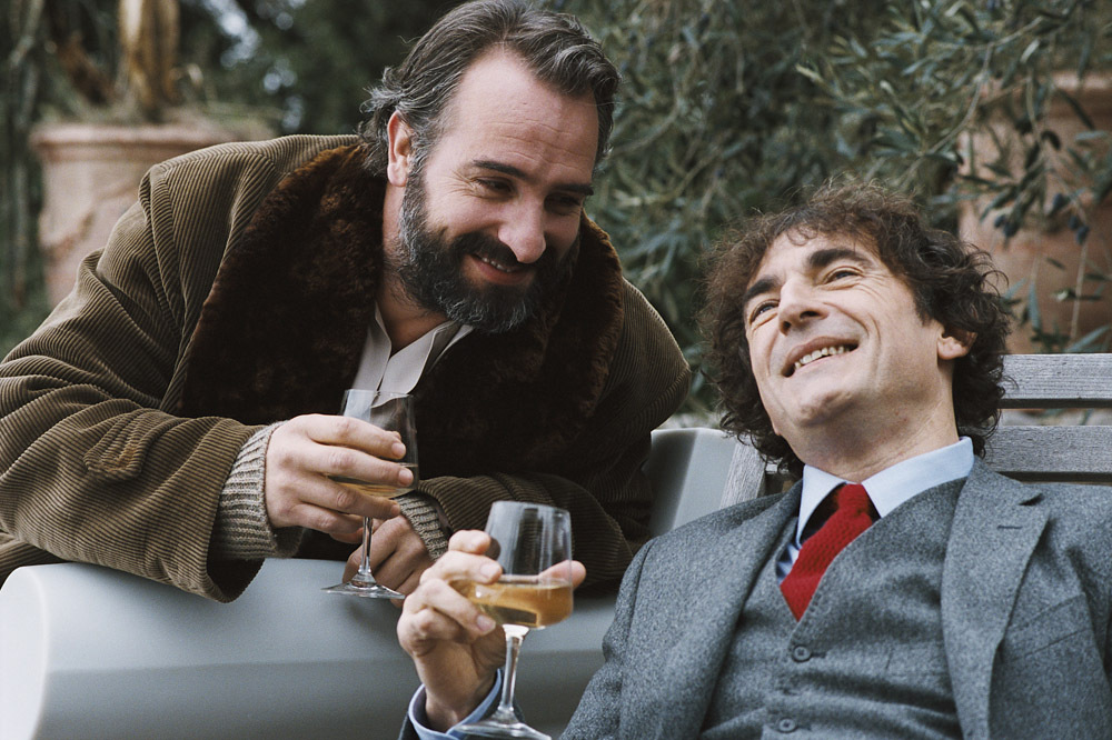 Still of Jean Dujardin and Albert Dupontel in Le bruit des glaçons (2010)