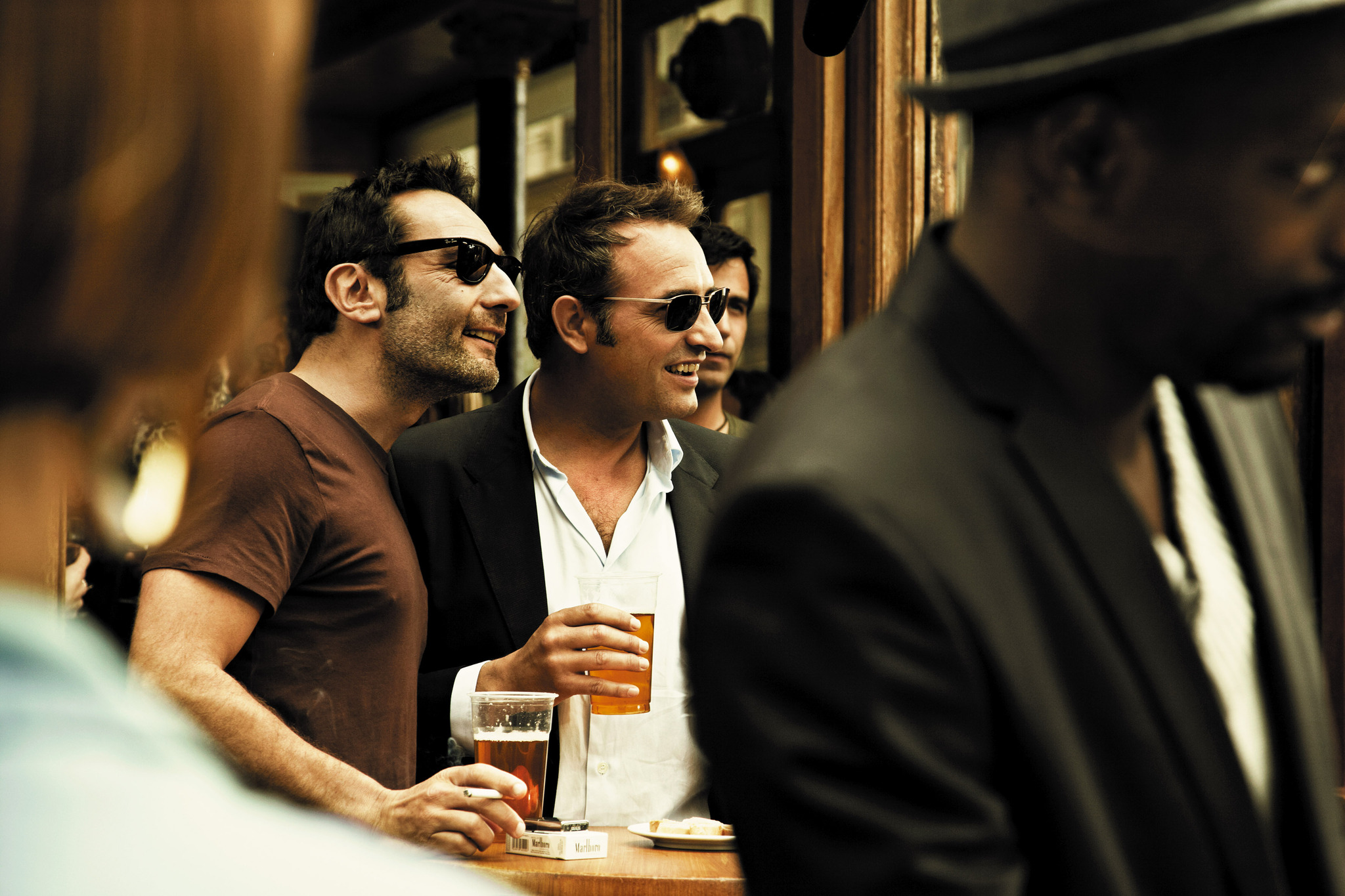 Still of Jean Dujardin and Gilles Lellouche in Les infidèles (2012)