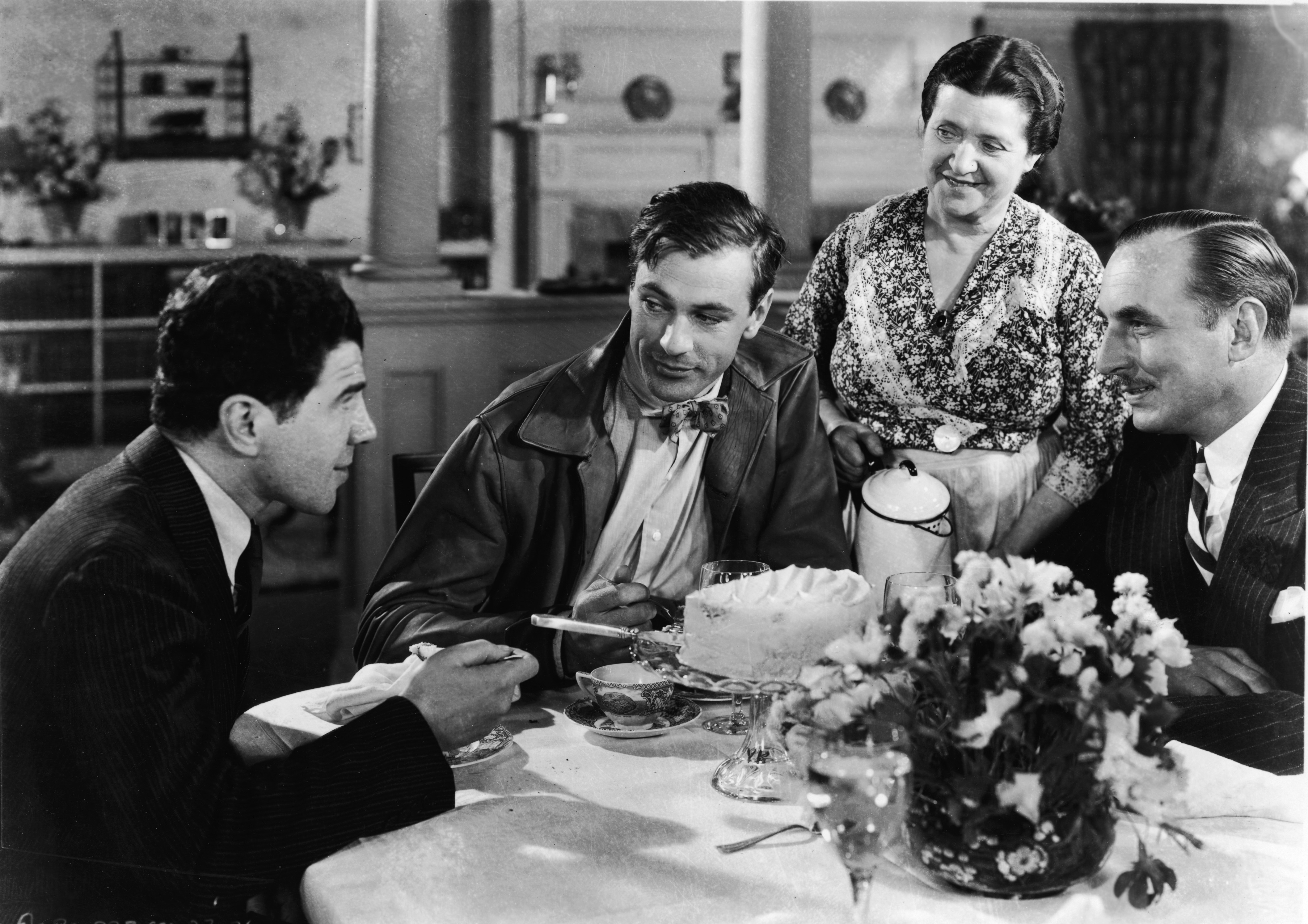 Still of Gary Cooper, Douglass Dumbrille, Emma Dunn and Lionel Stander in Mr. Deeds Goes to Town (1936)